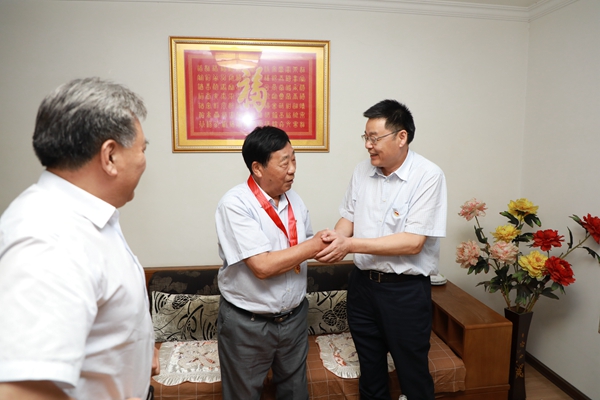 巅峰国际官网集团党委走访慰问老党员和难题党员