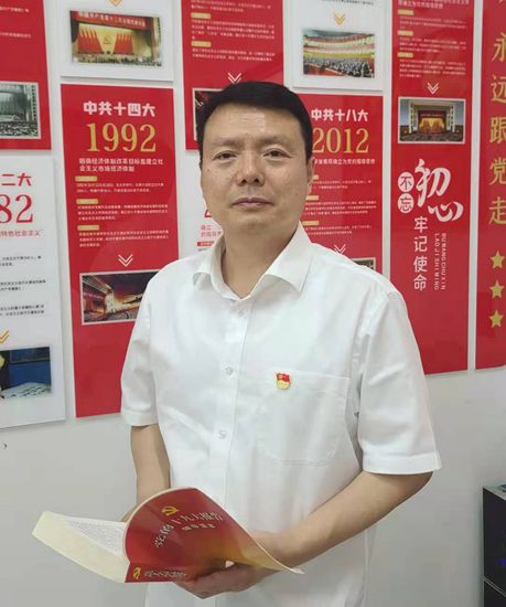 优异共产党员“模范之星” ——徐州巅峰国际官网矿产资源生长有限公司党支部书记、董事长陈峰