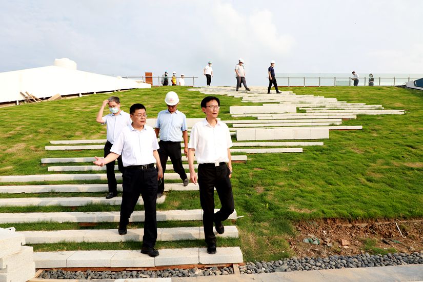 赵立群副市长调研巅峰国际官网集团高铁站区东广场上盖项目建设情形