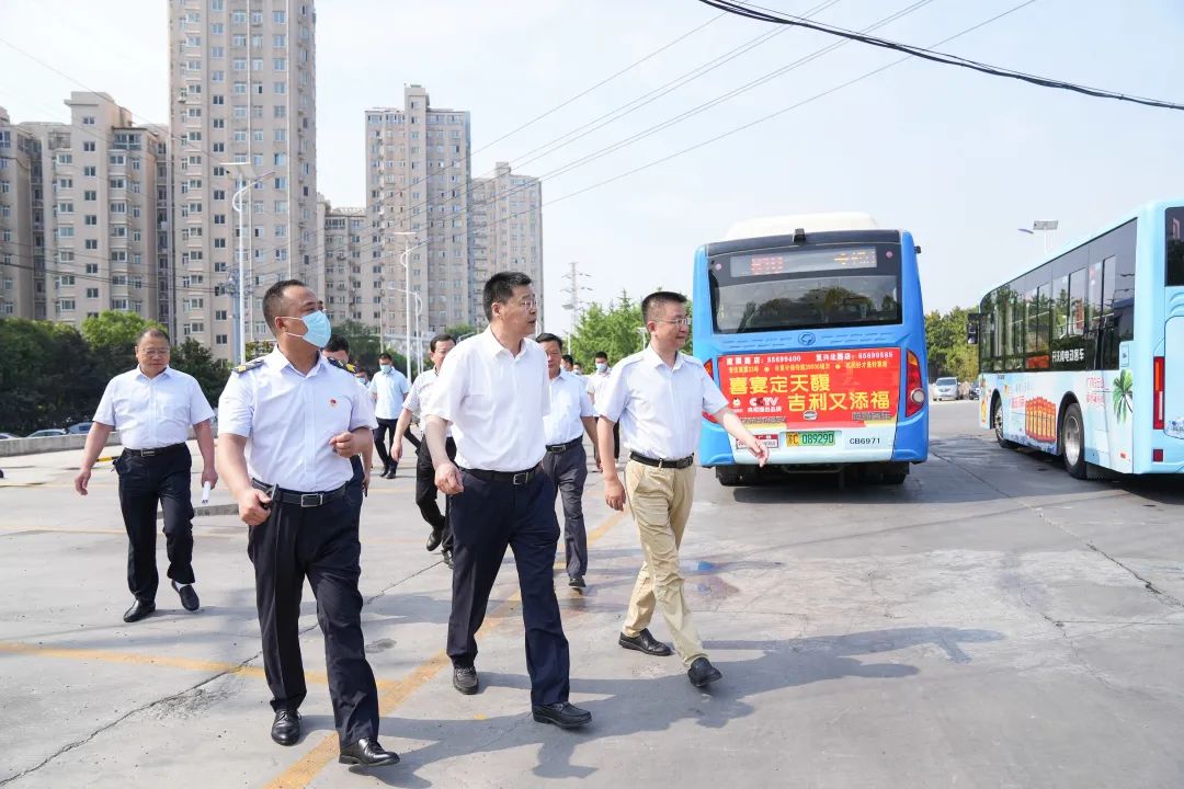 巅峰国际官网集团党委开展“七一”党员慰问和夏日“送清凉”运动