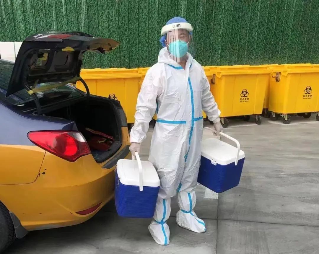 冒酷暑战高温，，，，出租集团全力以赴包管核酸转运