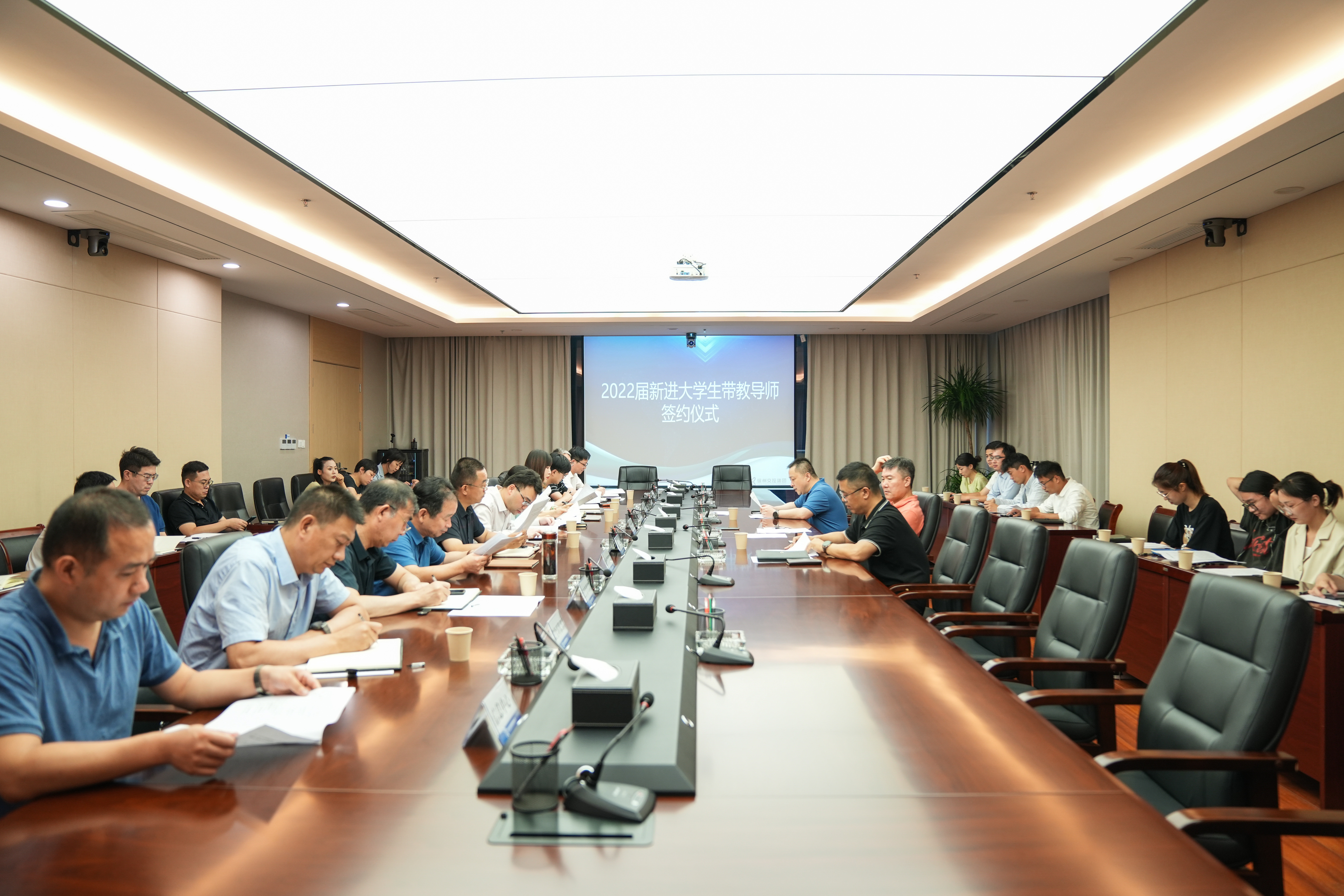 巅峰国际官网集团举行带教育师签约仪式