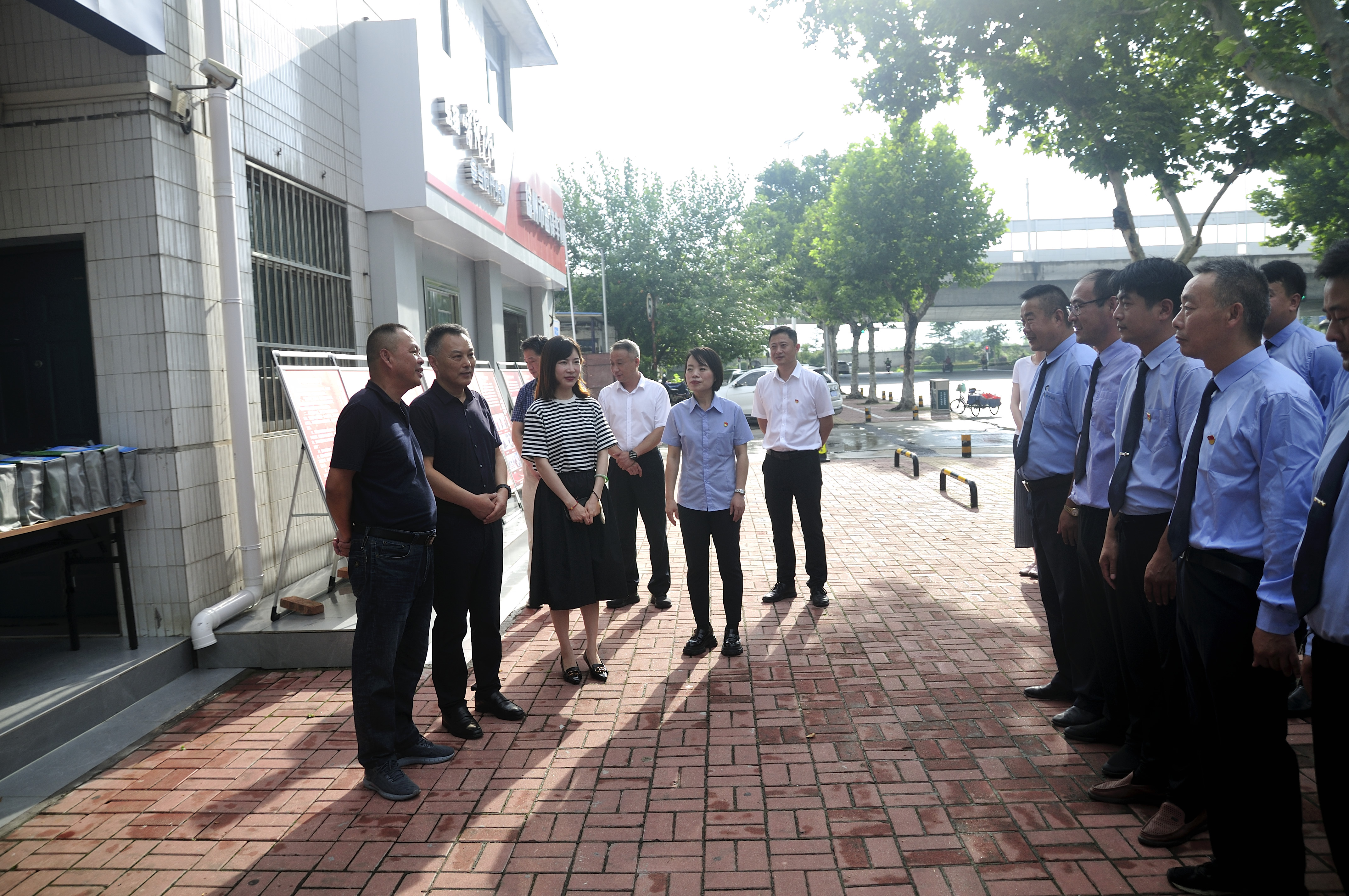 市总工会开展夏日安康“四送”运动慰问出租集团雷锋车队