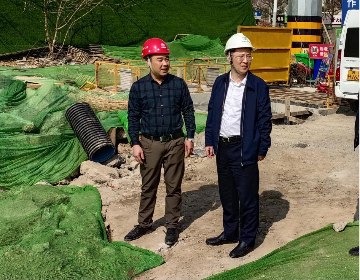 巅峰国际官网集团向导郝大强到绿地西立体停车楼项目现场催促清静环保事情