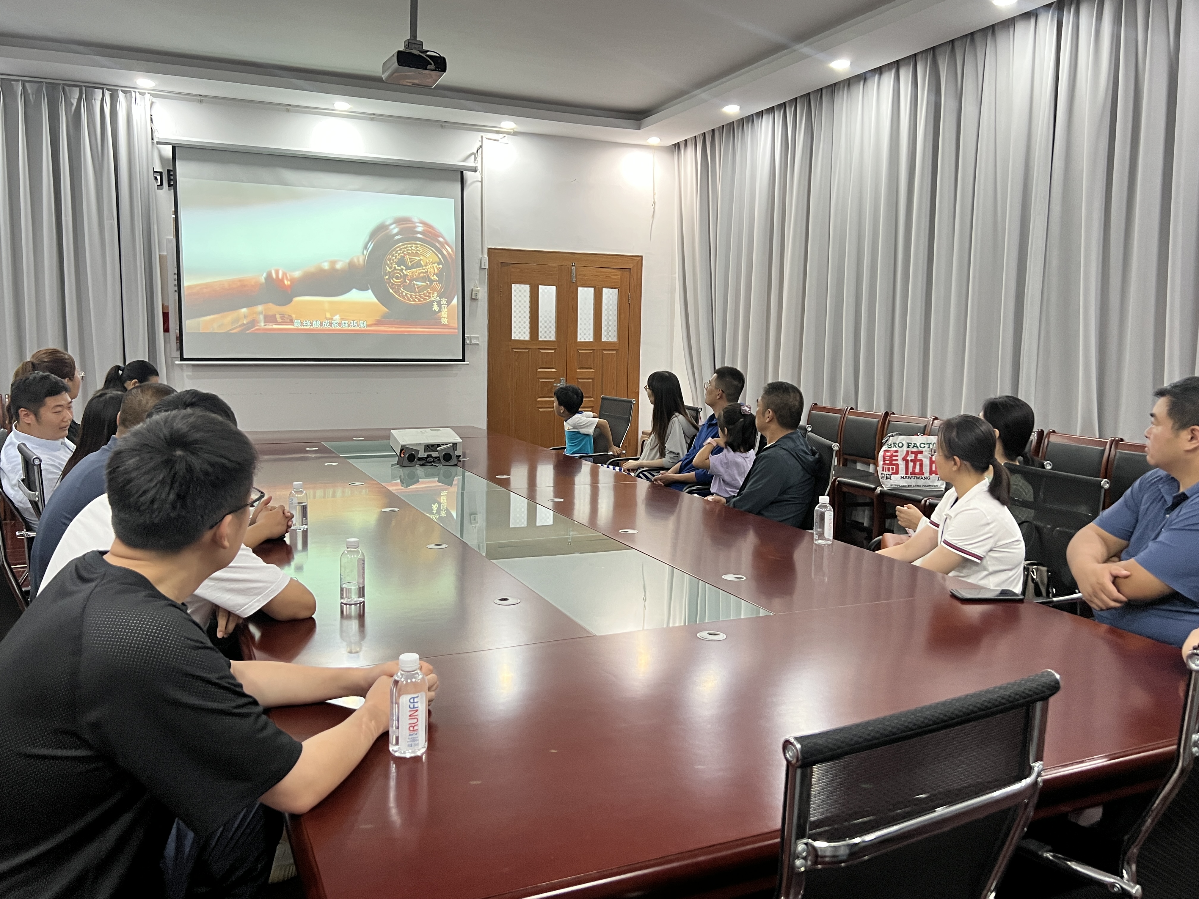 【家风建设】巅峰国际官网供应链公司与巅峰国际官网能源公司联合开展 “清风徐来·廉韵润家”家风建设运动