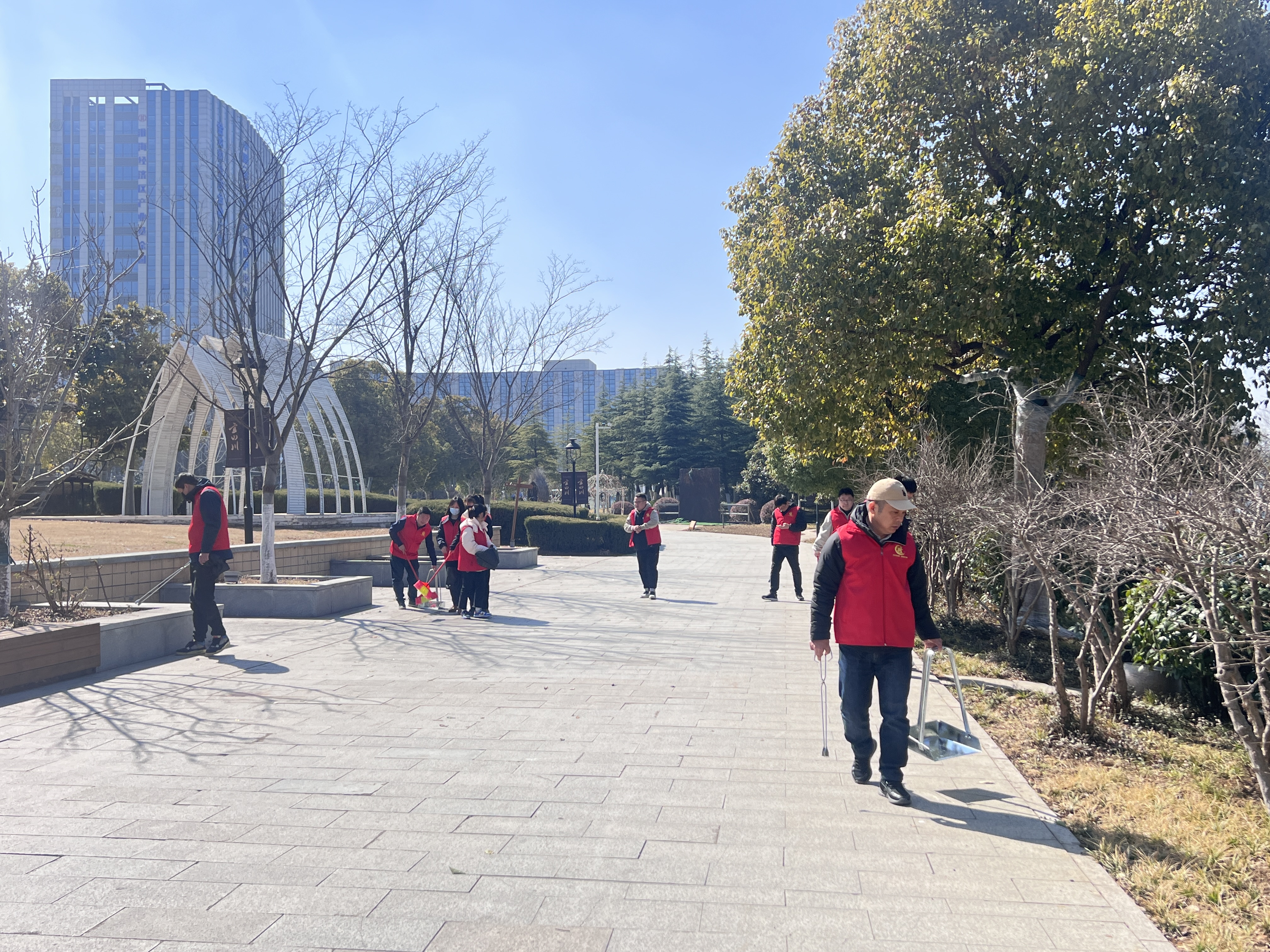 巅峰国际官网能源党支部开展学习雷锋见行动  清捡垃圾美家园”自愿效劳运动