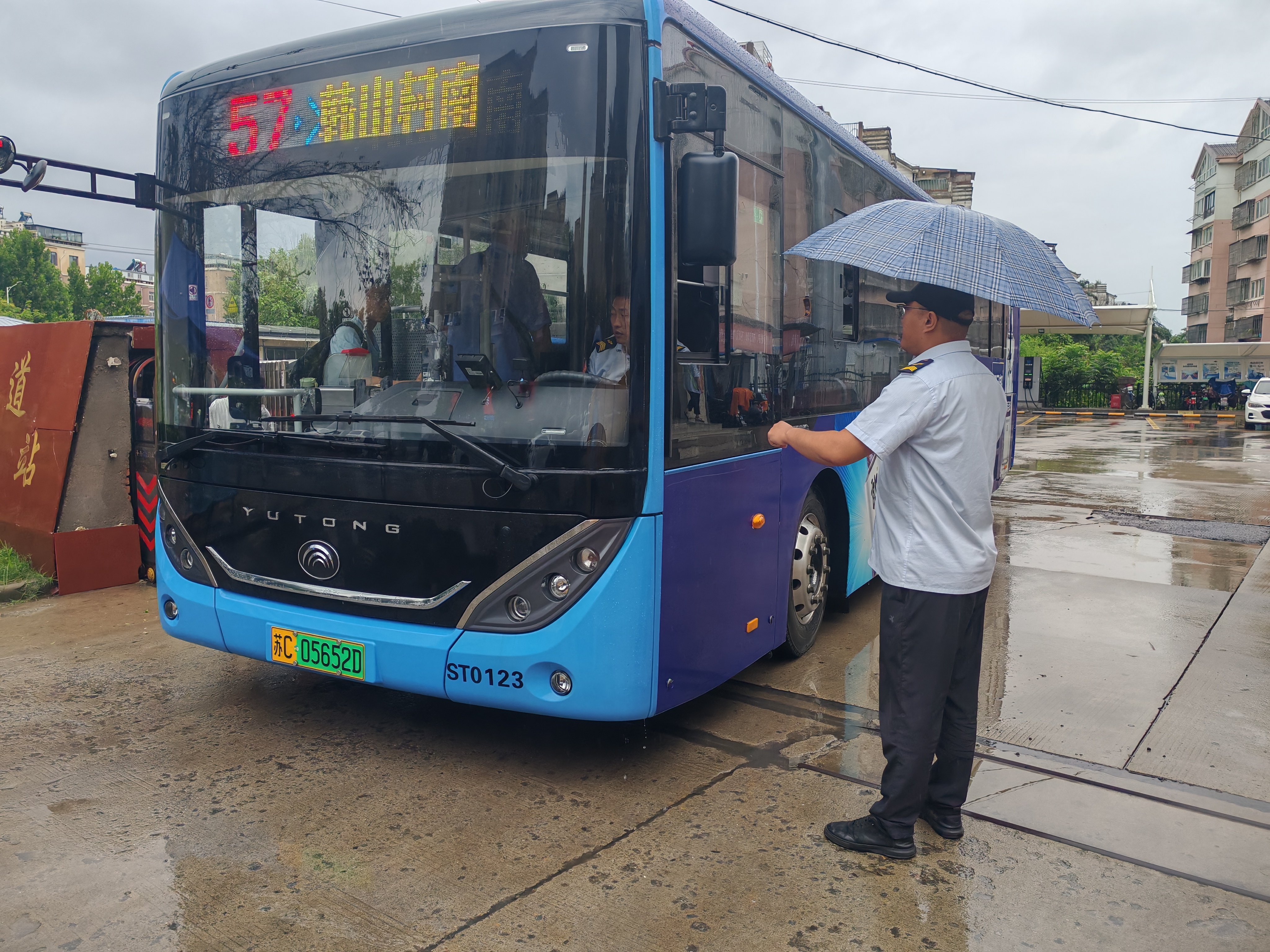 暴雨中，，，，，，公交人用坚守包管市民出行