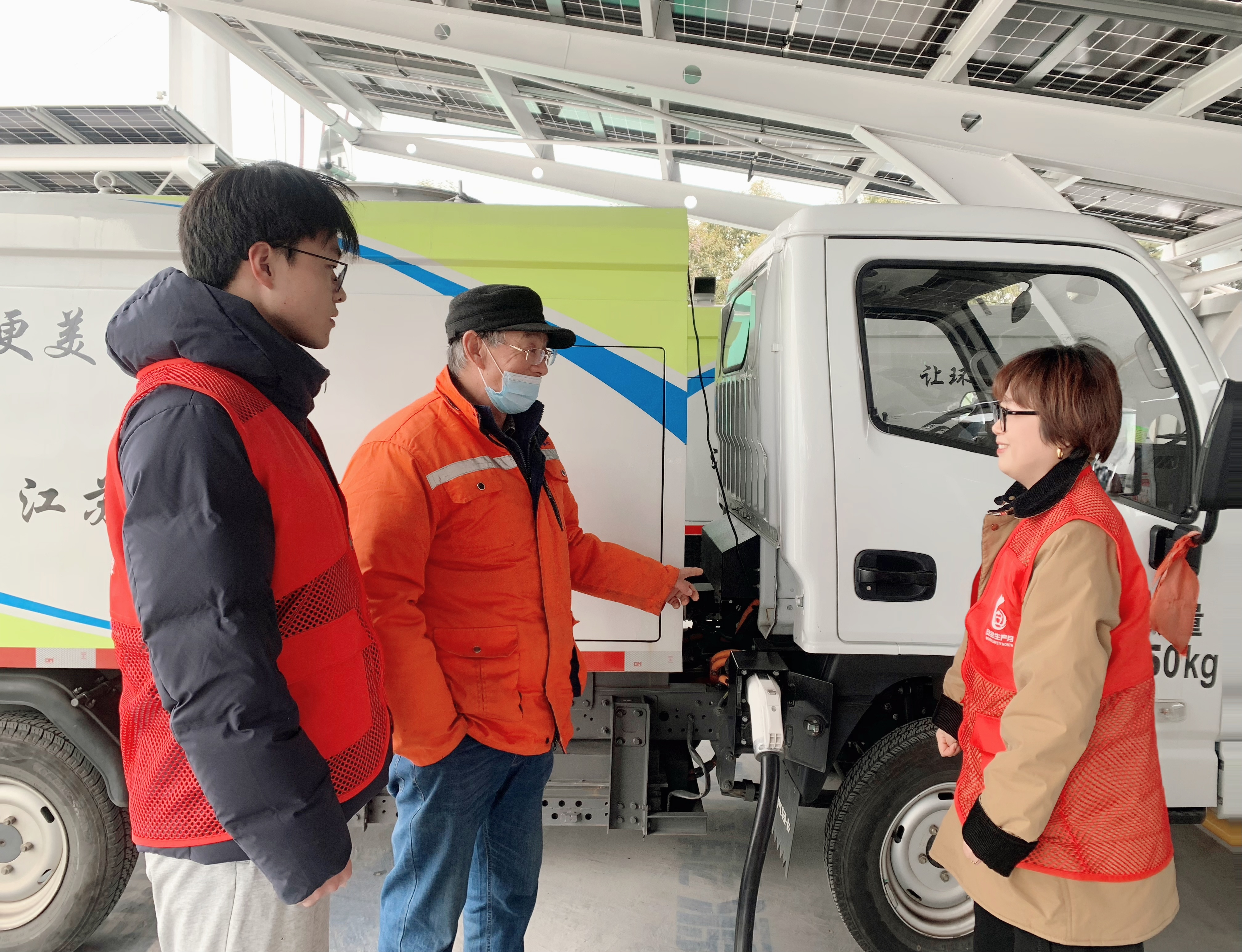 能源公司党支部开展“弘扬雷锋精神 护航绿色出行” 自愿效劳运动