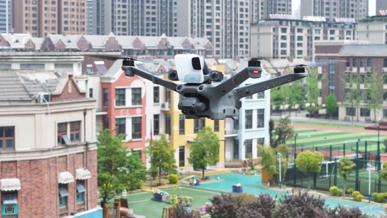 无人机高空喊话助力都会流动摊贩高效治理
