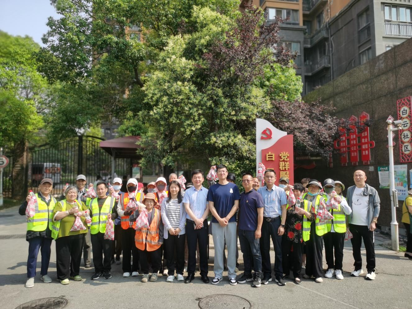 冠盛路桥党总支携手白云社区开展端午运动