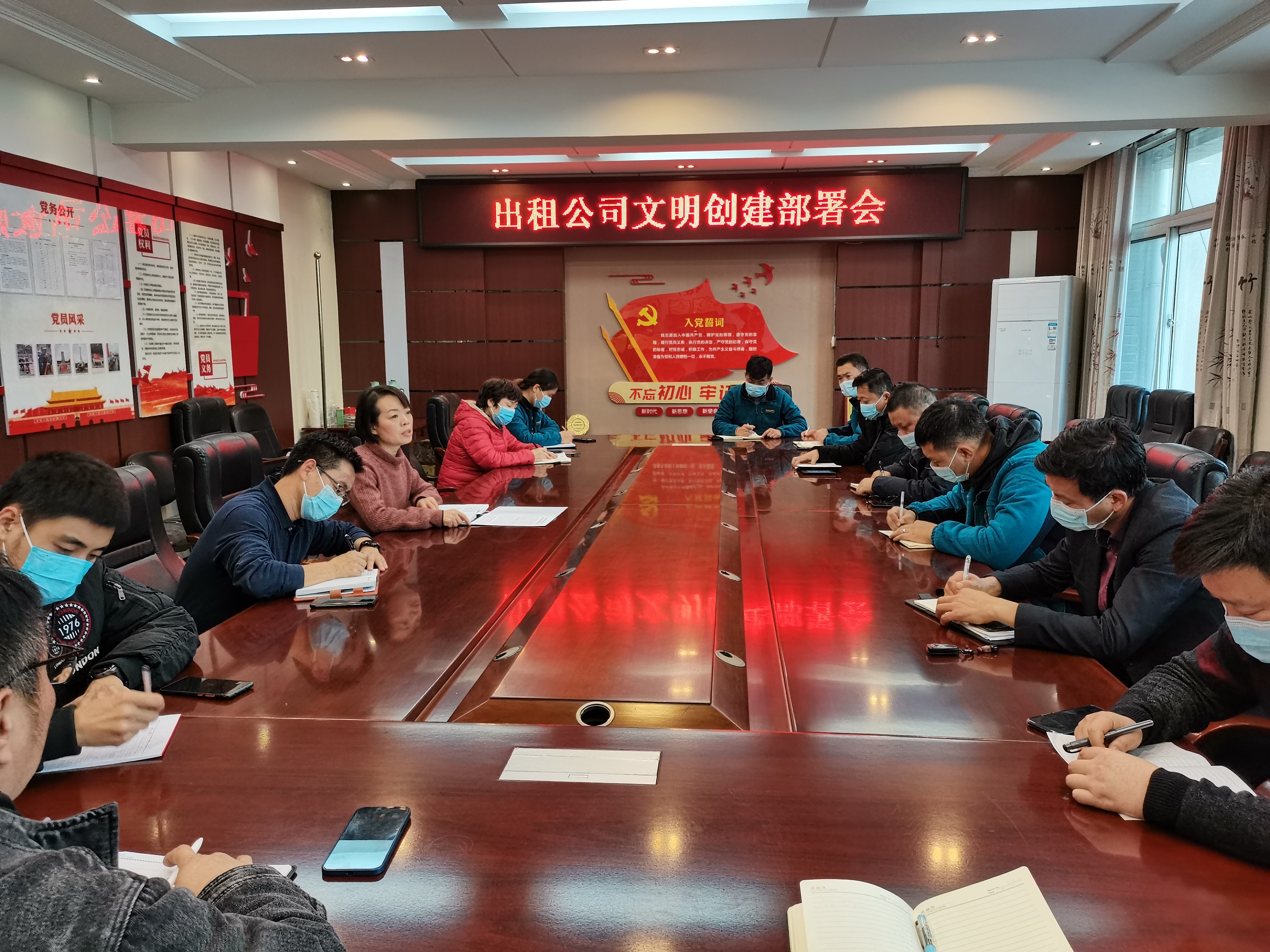 打响出租车营运形象大提升攻坚战 ——巅峰国际官网出租公司增强行业文明建设事情侧记