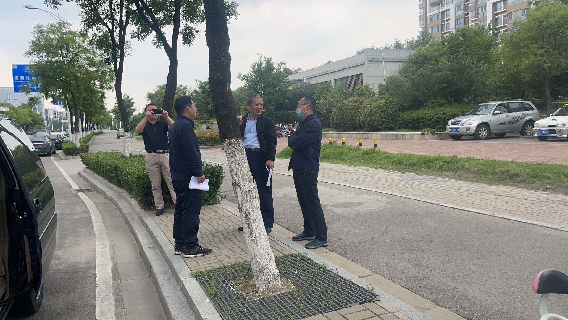 国资委向导调研巅峰国际官网集团新城区公交浅易站台刷新情形
