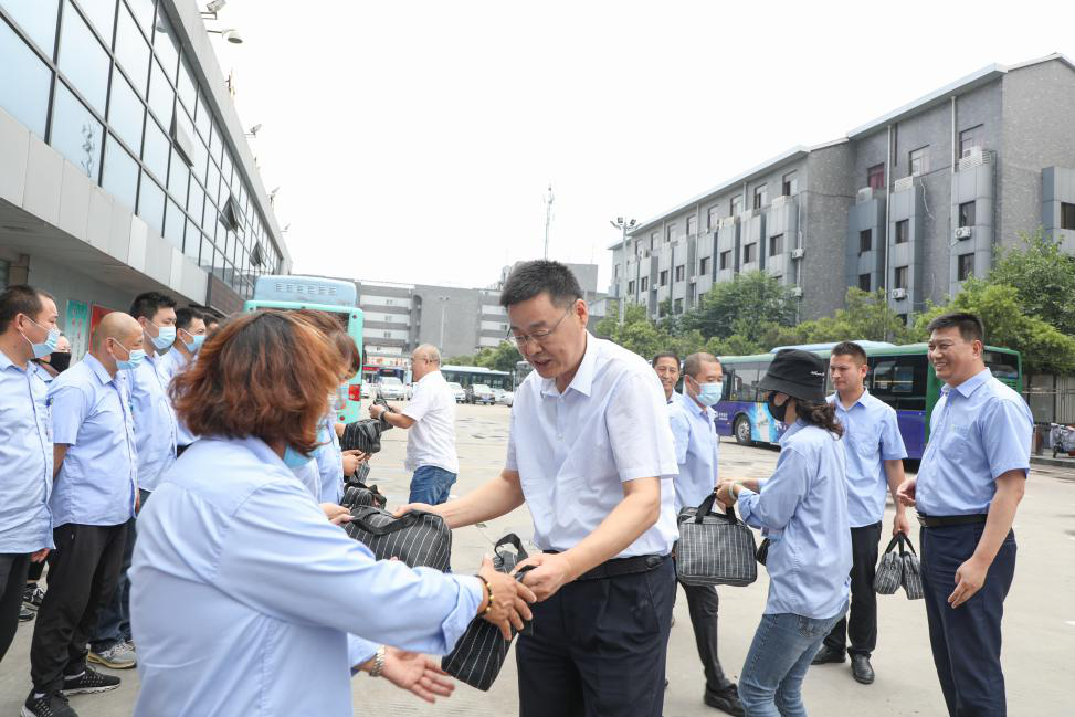 炎炎夏日 徐州巅峰国际官网集团向导为职工送清凉
